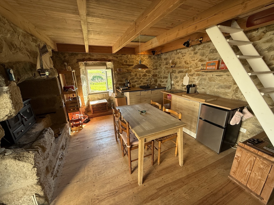 Primelin – Maison de Maître & sa Forge Située à 300m de la Mer sur un Terrain Arboré de 2320 m²