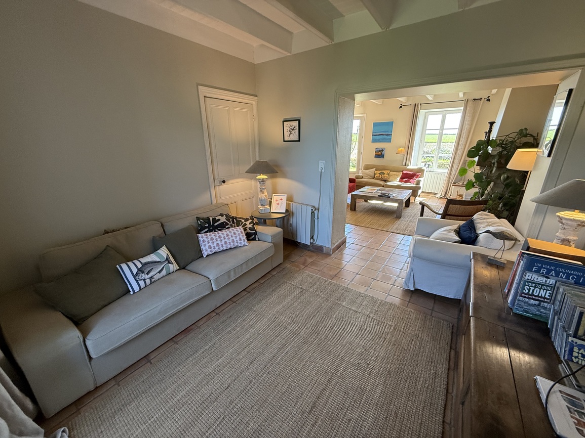 Primelin – Maison de Maître & sa Forge Située à 300m de la Mer sur un Terrain Arboré de 2320 m²