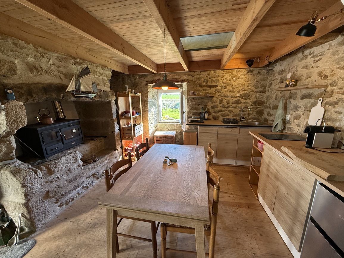 Primelin – Maison de Maître & sa Forge Située à 300m de la Mer sur un Terrain Arboré de 2320 m²