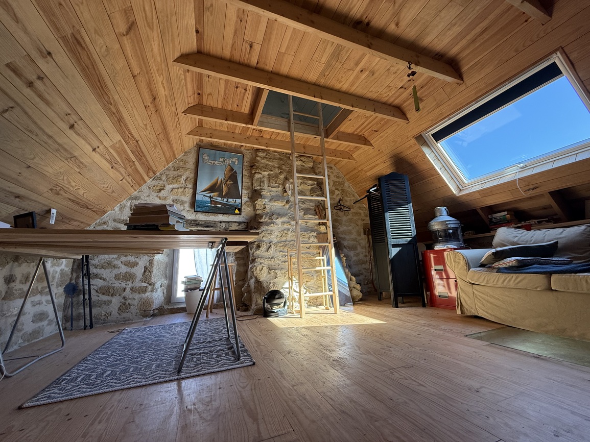 Primelin – Maison de Maître & sa Forge Située à 300m de la Mer sur un Terrain Arboré de 2320 m²