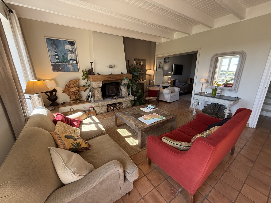 Primelin – Maison de Maître & sa Forge Située à 300m de la Mer sur un Terrain Arboré de 2320 m²