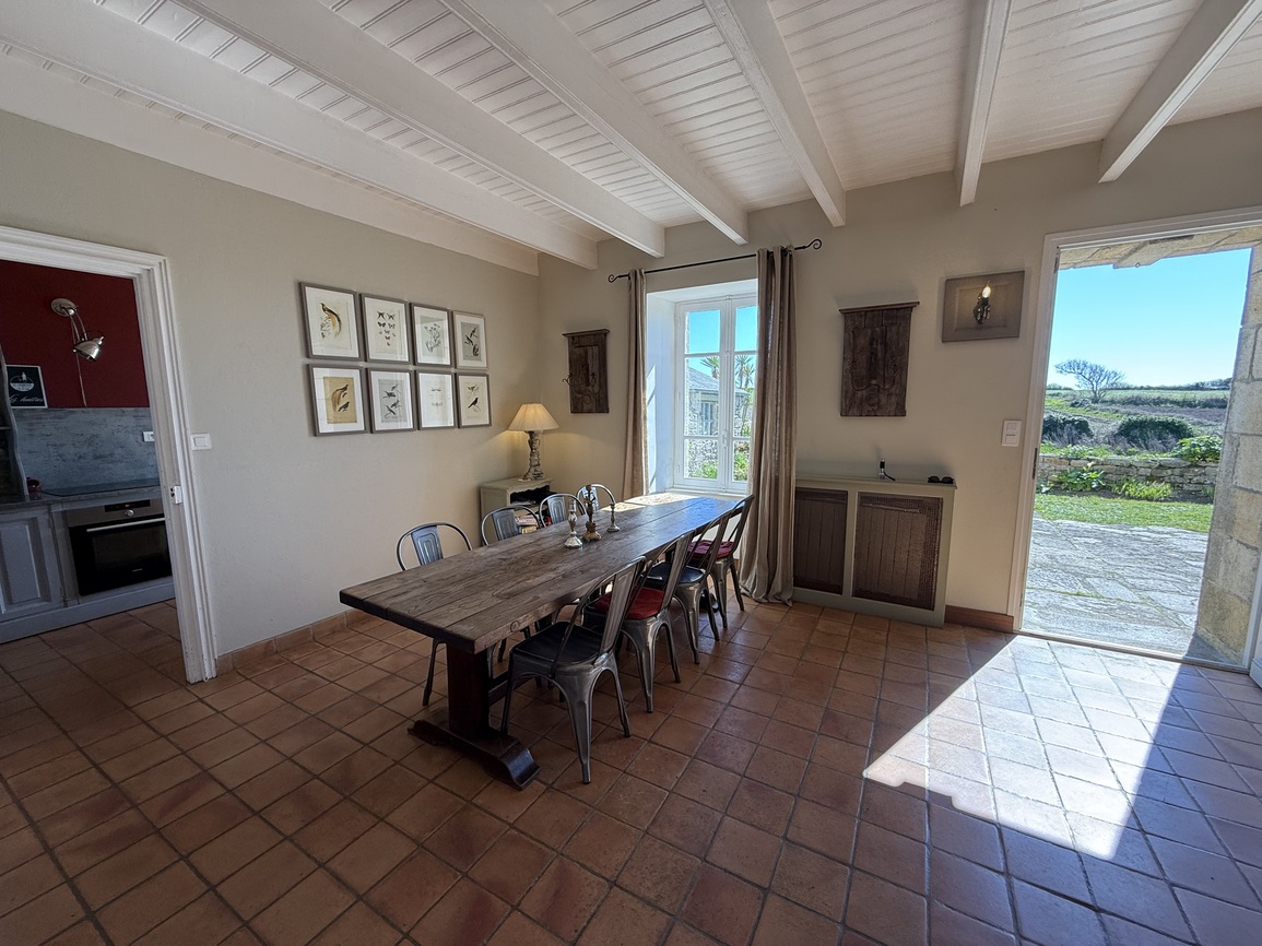 Primelin – Maison de Maître & sa Forge Située à 300m de la Mer sur un Terrain Arboré de 2320 m²