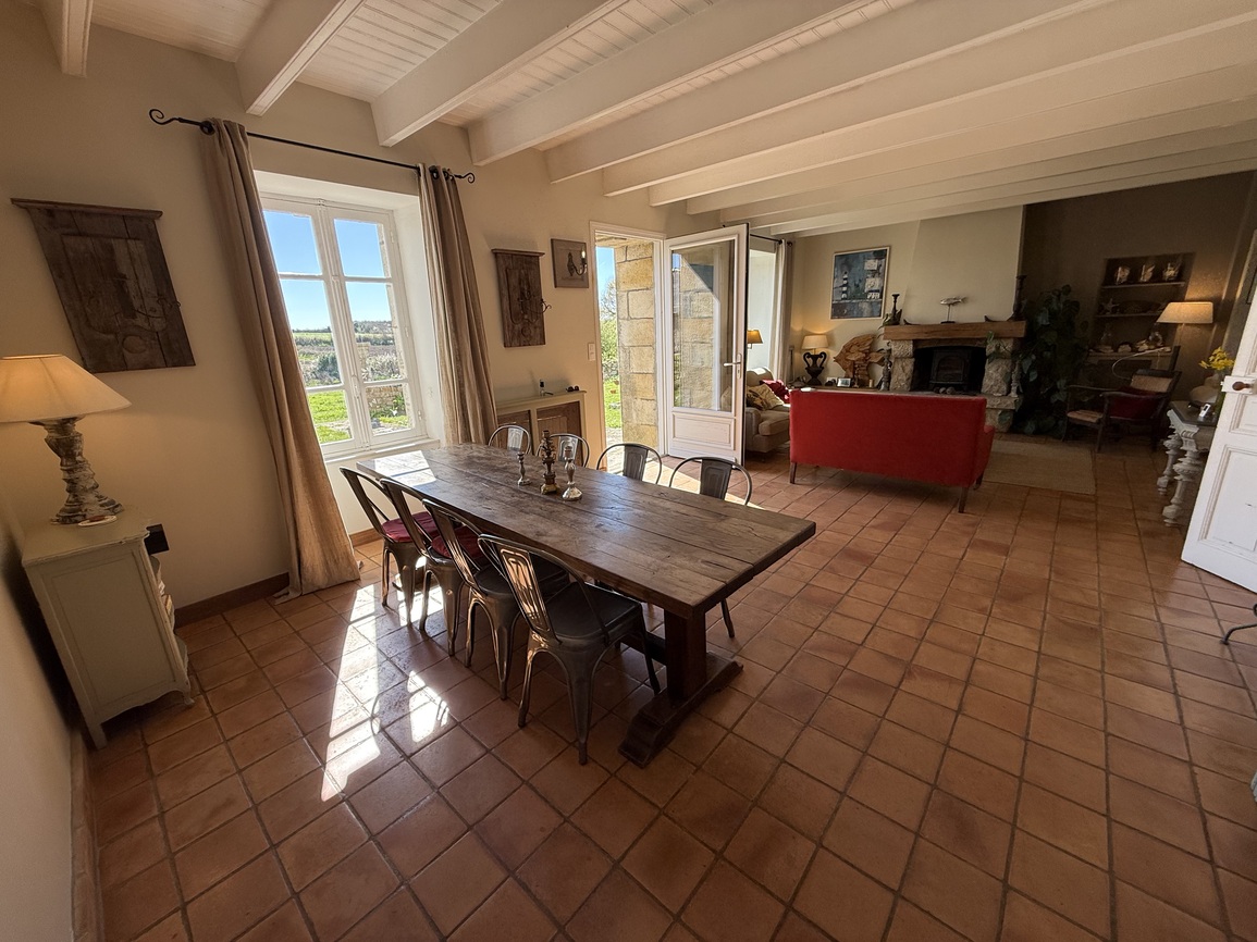 Primelin – Maison de Maître & sa Forge Située à 300m de la Mer sur un Terrain Arboré de 2320 m²