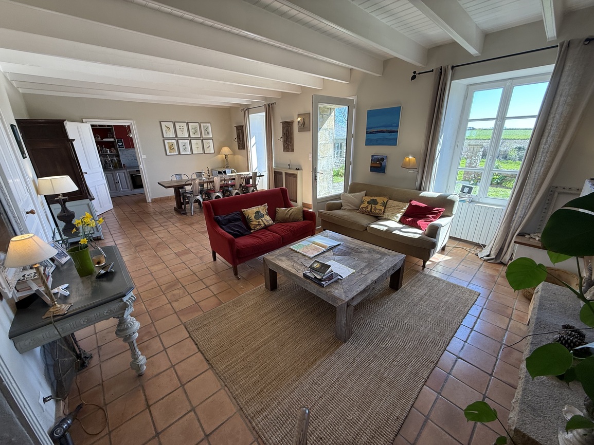 Primelin – Maison de Maître & sa Forge Située à 300m de la Mer sur un Terrain Arboré de 2320 m²