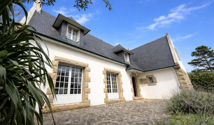 Exclusivité Agence – L’Elégante et Intemporelle Maison Néo-bretonne Surplombant la Baie d’Audierne