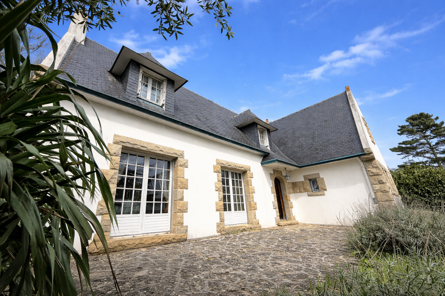 Exclusivité Agence – L’Elégante et Intemporelle Maison Néo-bretonne Surplombant la Baie d’Audierne