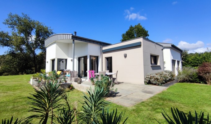 Quimper. Remarquable Maison Contemporaine de Plain Pied au Style Recherché sur Terrain de 3000 m2.