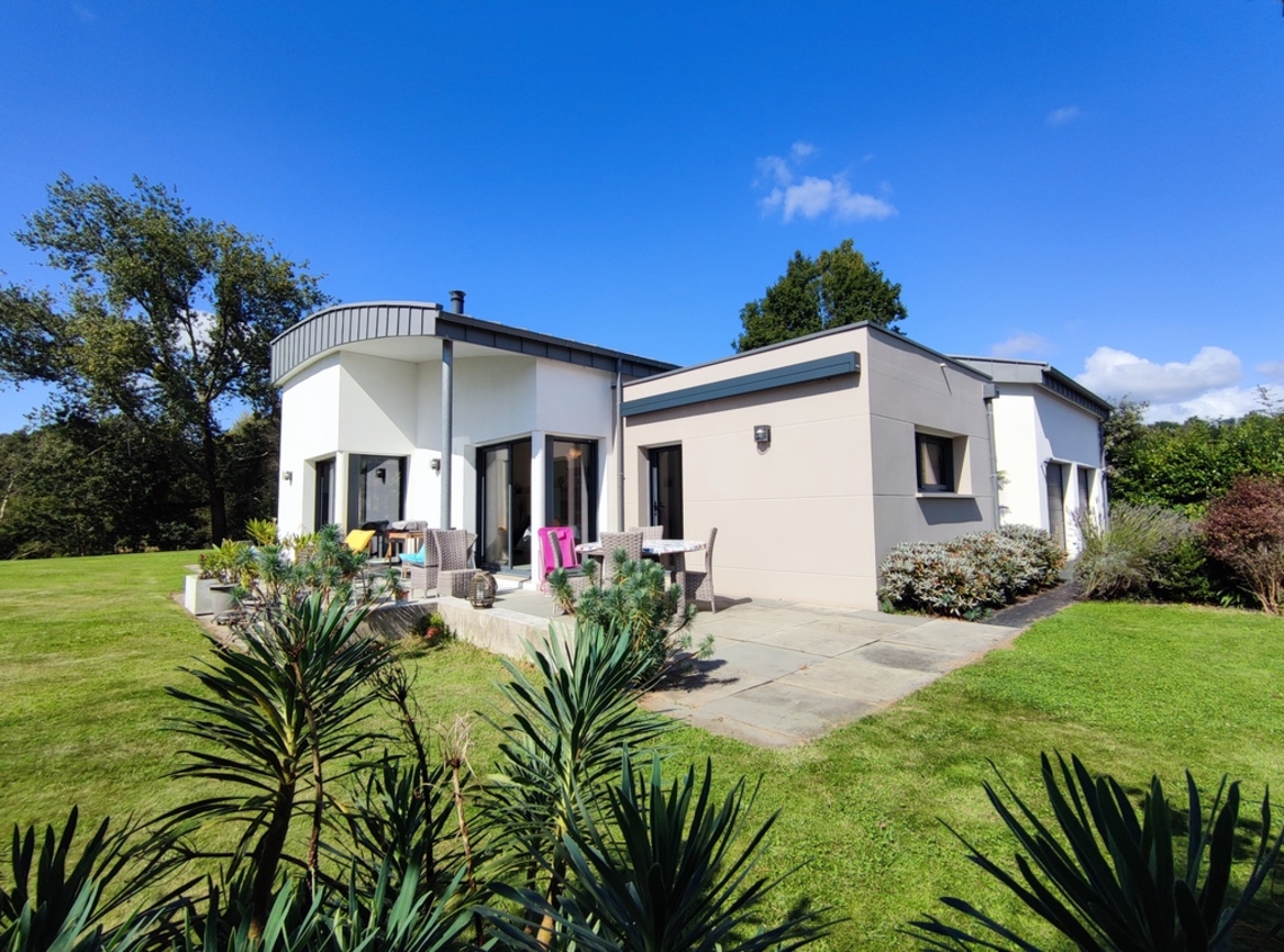 Quimper. Remarquable Maison Contemporaine de Plain Pied au Style Recherché sur Terrain de 3000 m2.