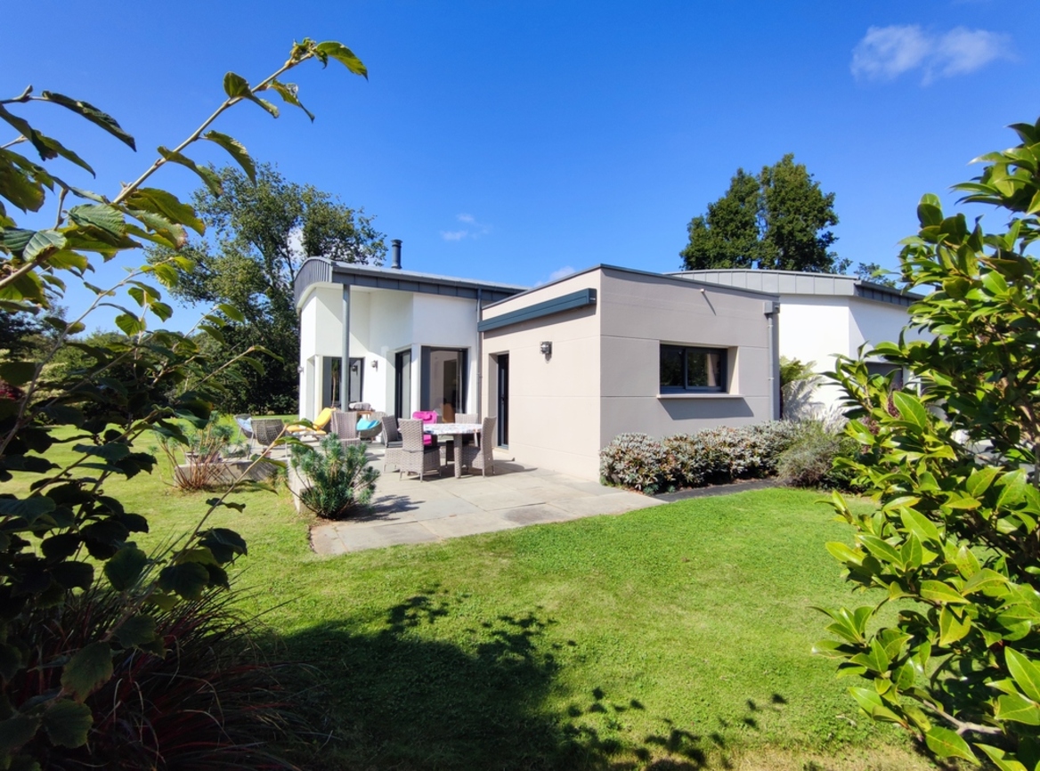 Quimper. Remarquable Maison Contemporaine de Plain Pied au Style Recherché sur Terrain de 3000 m2.