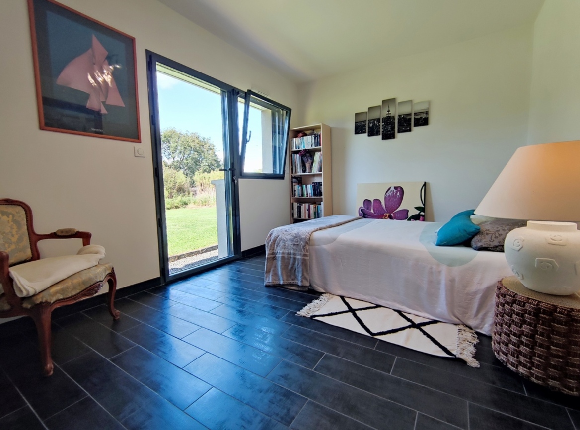 Quimper. Remarquable Maison Contemporaine de Plain Pied au Style Recherché sur Terrain de 3000 m2.