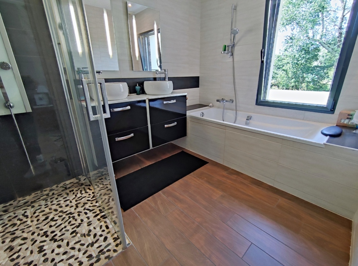 Quimper. Remarquable Maison Contemporaine de Plain Pied au Style Recherché sur Terrain de 3000 m2.