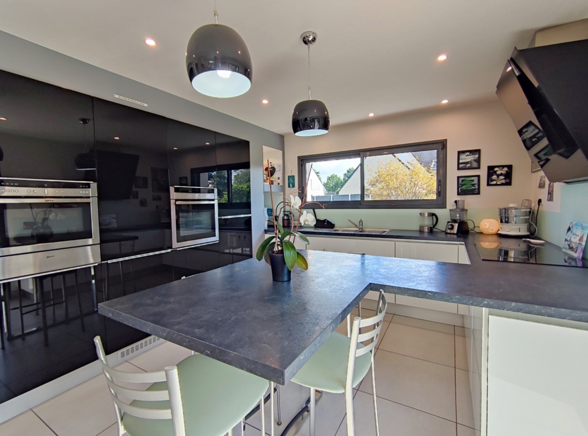 Quimper. Remarquable Maison Contemporaine de Plain Pied au Style Recherché sur Terrain de 3000 m2.