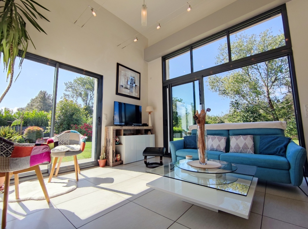 Quimper. Remarquable Maison Contemporaine de Plain Pied au Style Recherché sur Terrain de 3000 m2.