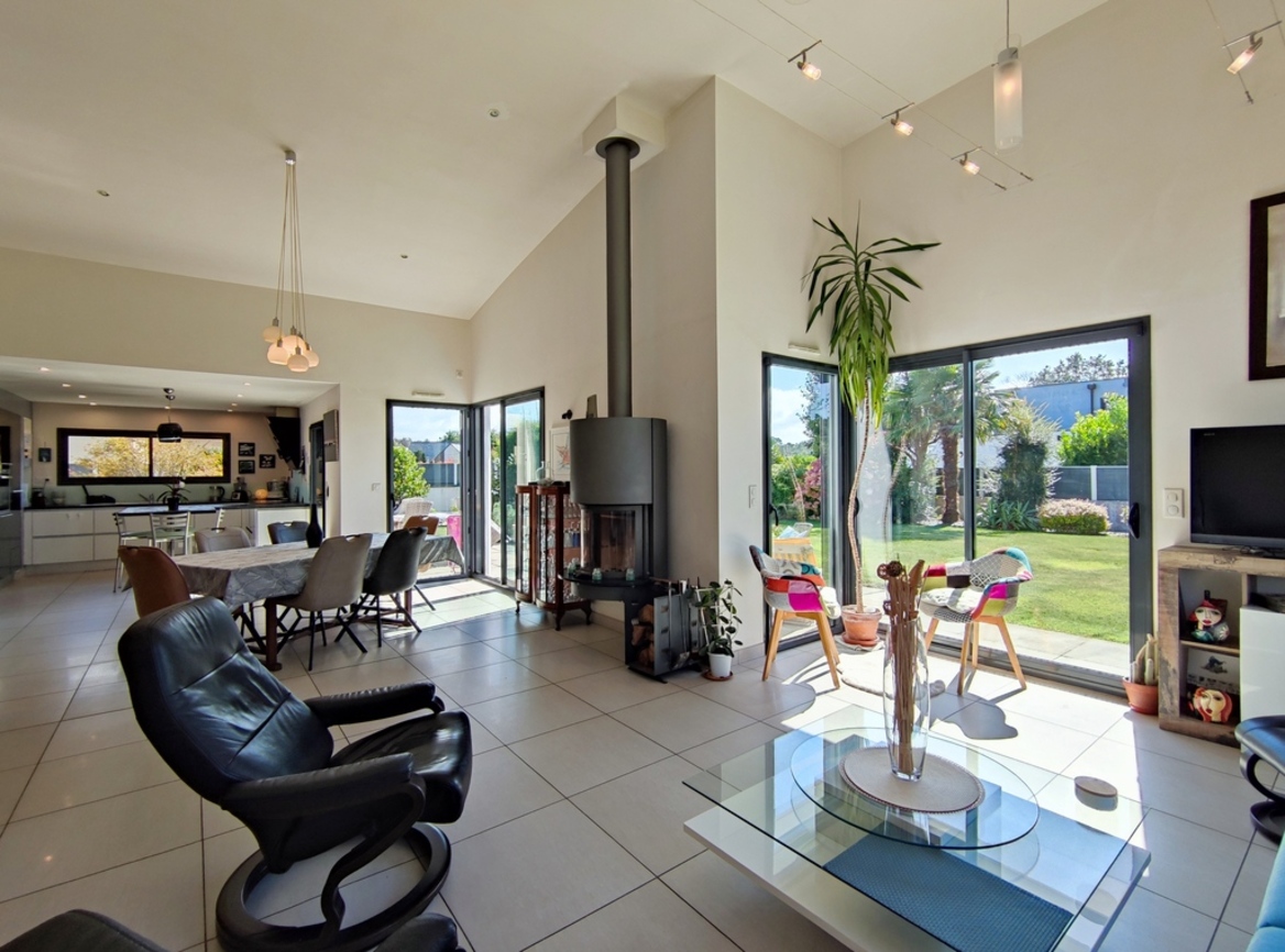 Quimper. Remarquable Maison Contemporaine de Plain Pied au Style Recherché sur Terrain de 3000 m2.