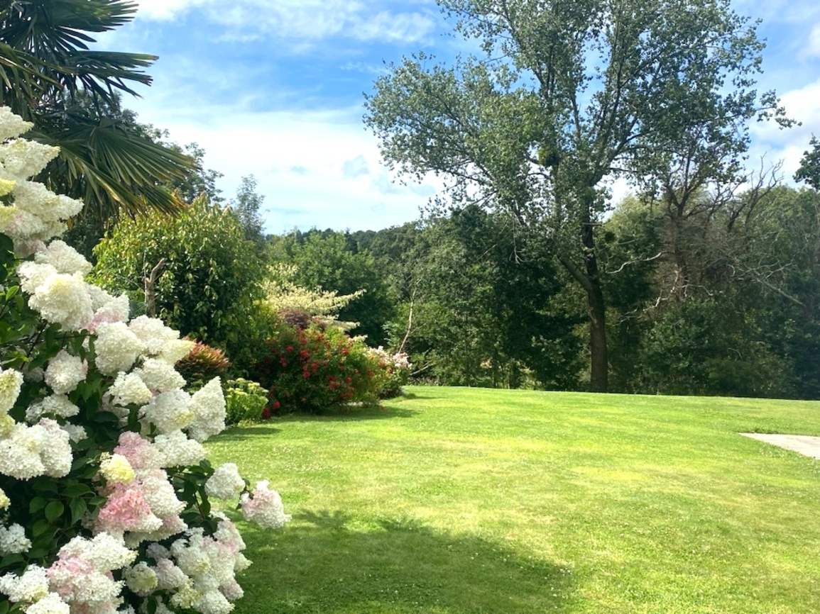 Quimper. Remarquable Maison Contemporaine de Plain Pied au Style Recherché sur Terrain de 3000 m2.