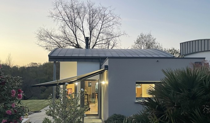 Quimper. Remarquable Maison Contemporaine de Plain Pied au Style Recherché sur Terrain de 3000 m2.