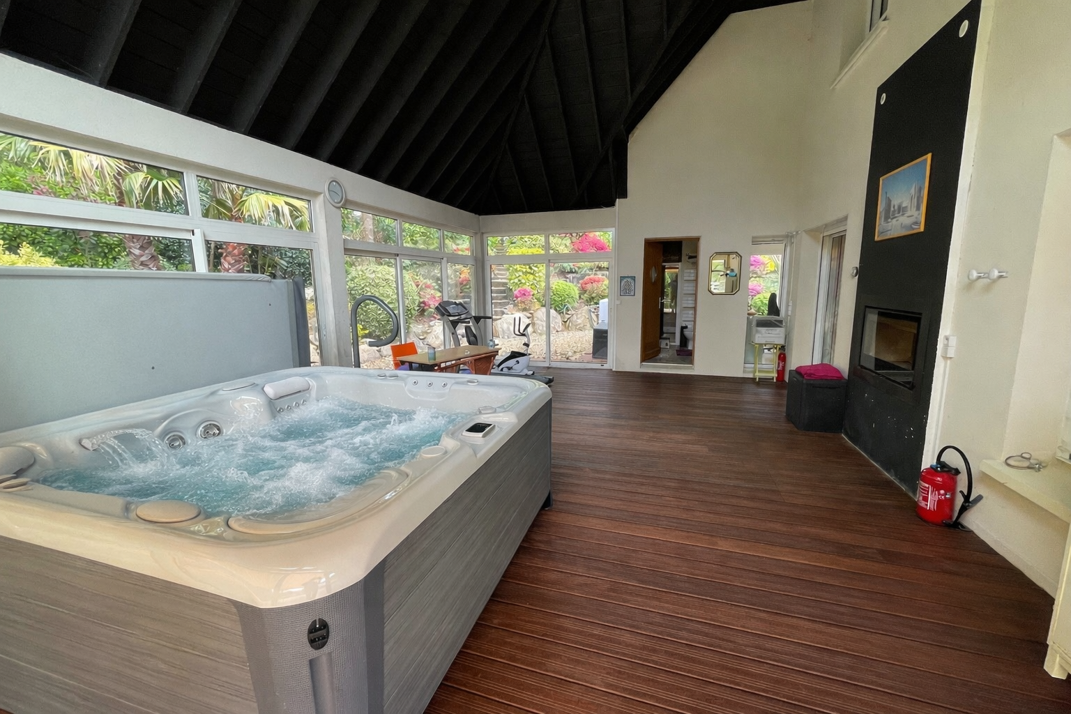 L’unique Villa d’Exception (250 m²) & de Prestige avec Piscine & Spa dans le Neuilly Quimpérois.