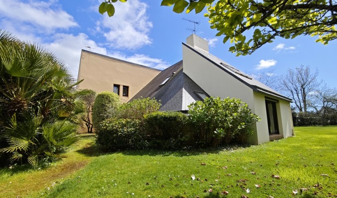Concarneau. Rare & Confortable Maison d’Architecte (200 m2) aux 5 Chambres & son Parc Paysagé de 4800 m2.