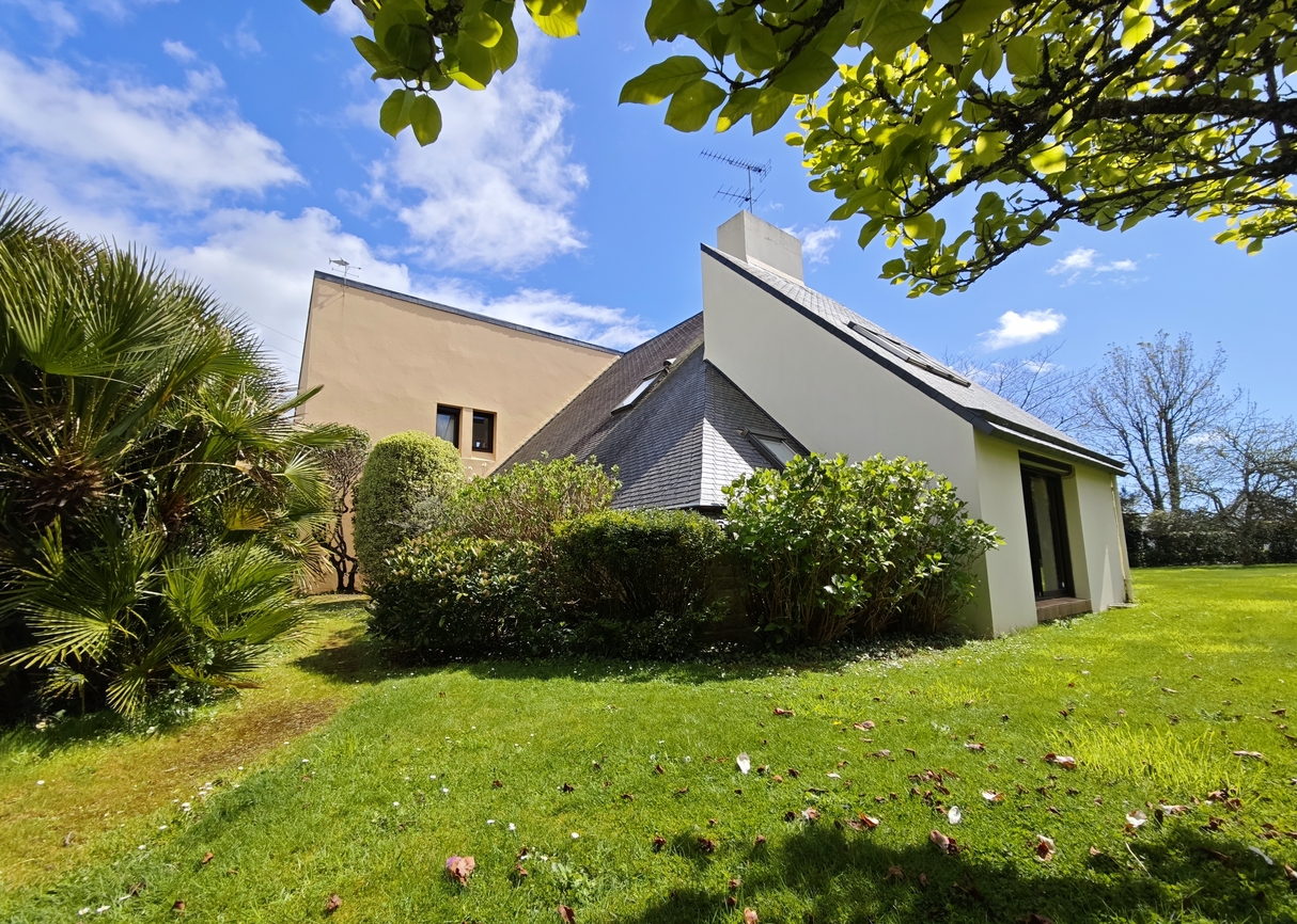 Concarneau. Rare & Confortable Maison d’Architecte (200 m2) aux 5 Chambres & son Parc Paysagé de 4800 m2.