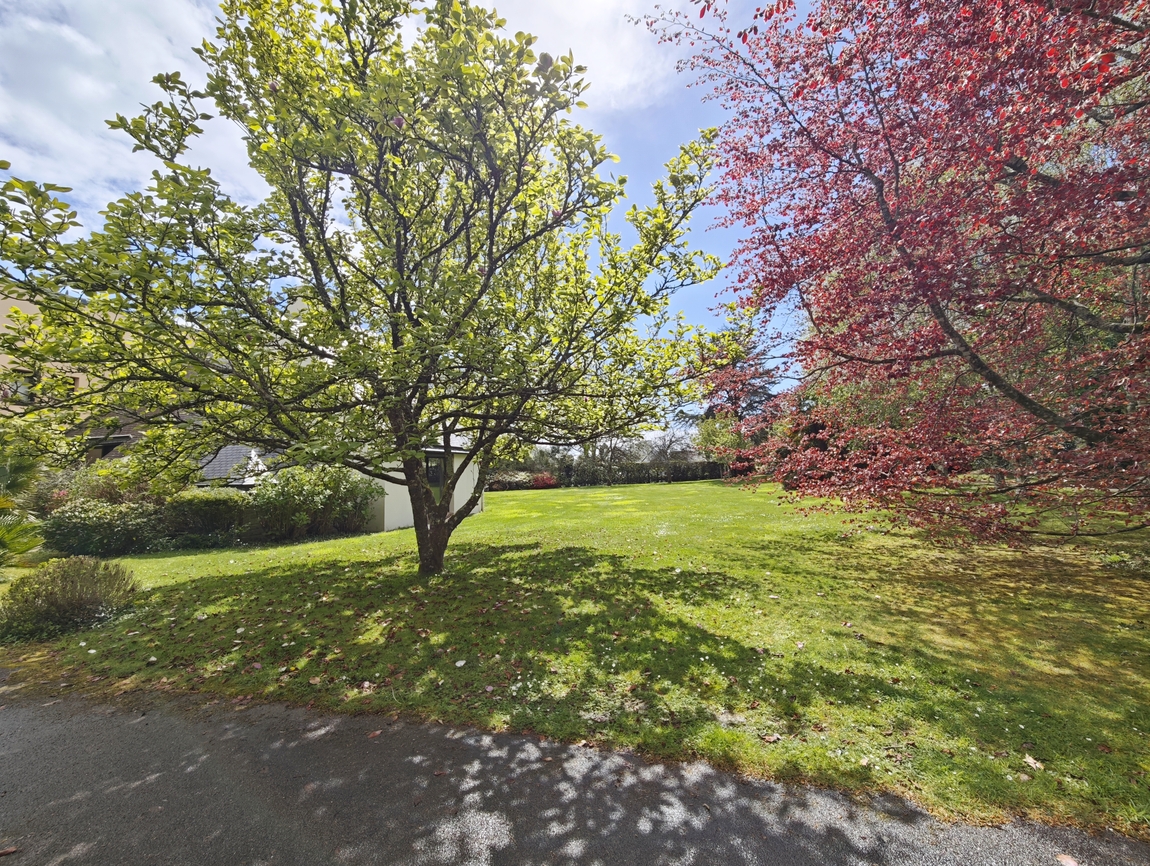 Concarneau. Rare & Confortable Maison d’Architecte (200 m2) aux 5 Chambres & son Parc Paysagé de 4800 m2.