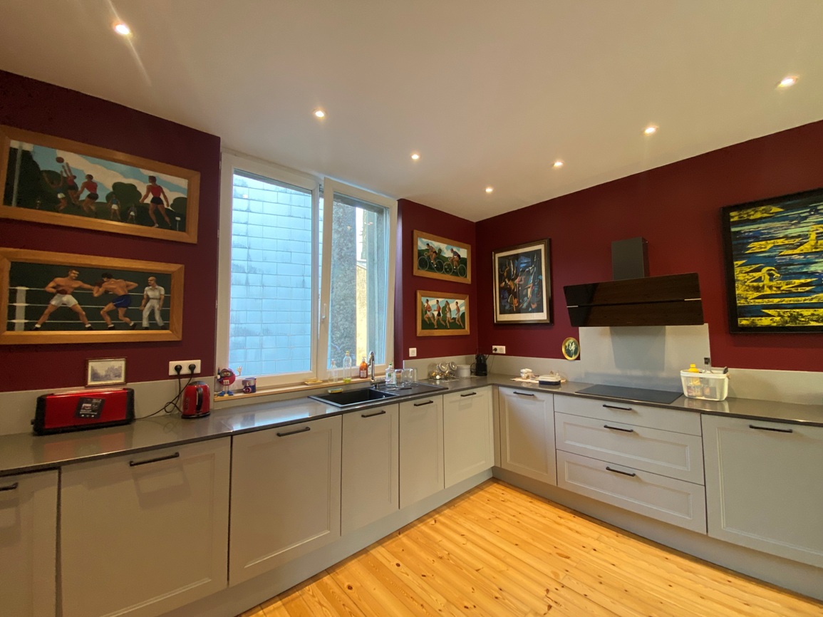 A Louer. Libre immédiatement. COLOCATION MEUBLÉE. Appartement Bureau Réhabilitée. 1 Chambre disponible !