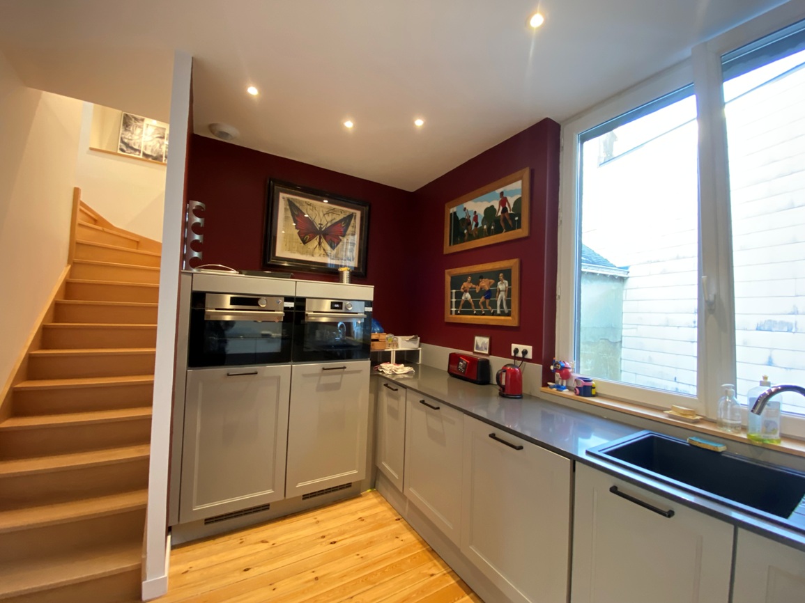 A Louer. Libre immédiatement. COLOCATION MEUBLÉE. Appartement Bureau Réhabilitée. 1 Chambre disponible !