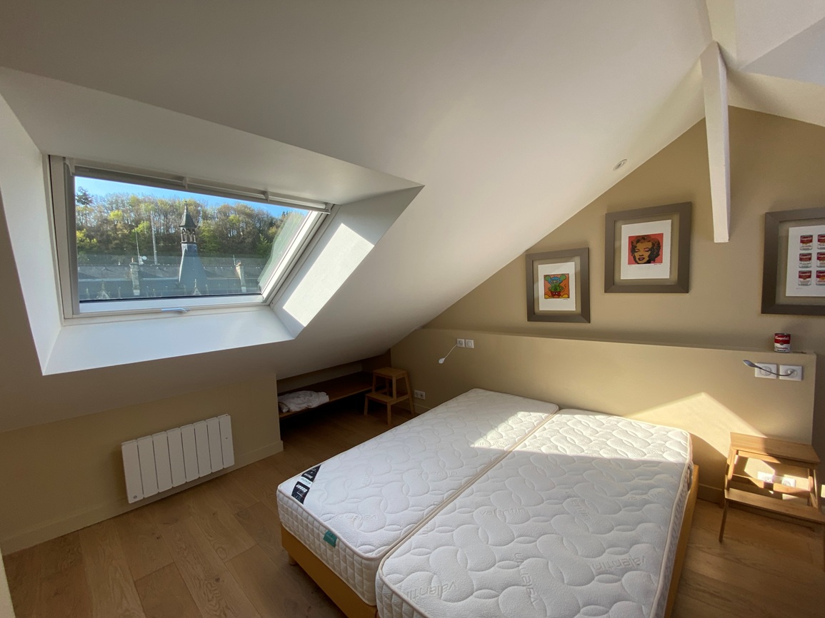 A Louer. Libre immédiatement. COLOCATION MEUBLÉE. Appartement Bureau Réhabilitée. 1 Chambre disponible !