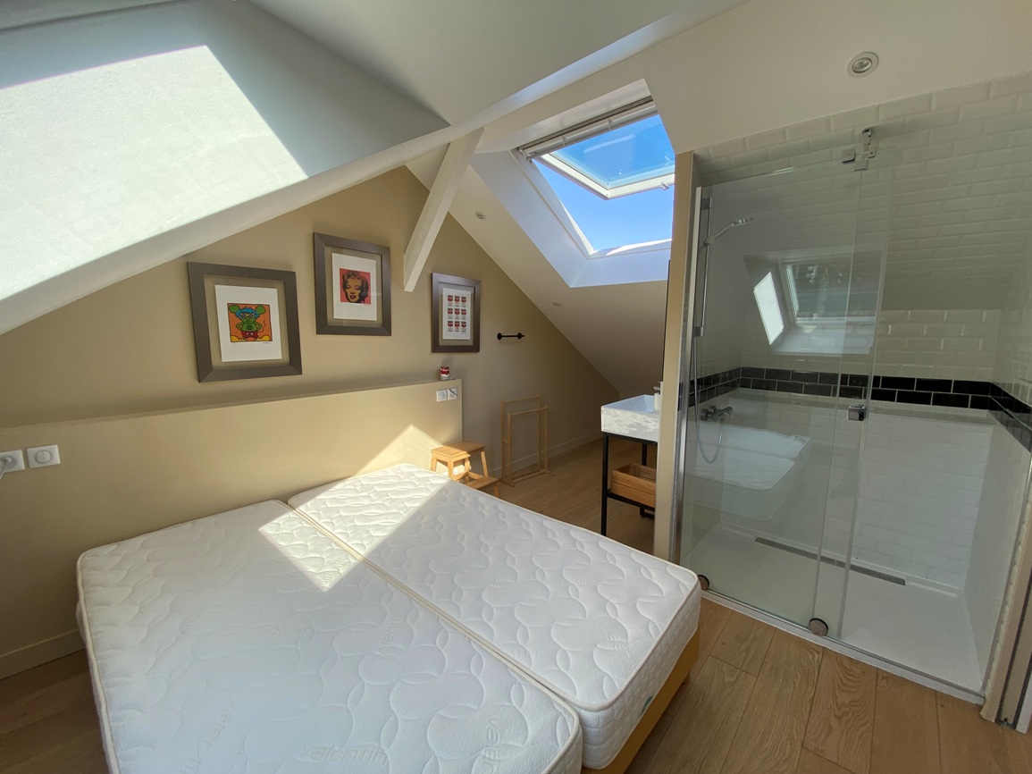 A Louer. Libre immédiatement. COLOCATION MEUBLÉE. Appartement Bureau Réhabilitée. 1 Chambre disponible !