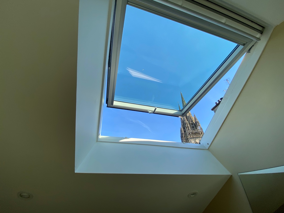 A Louer. Libre immédiatement. COLOCATION MEUBLÉE. Appartement Bureau Réhabilitée. 1 Chambre disponible !