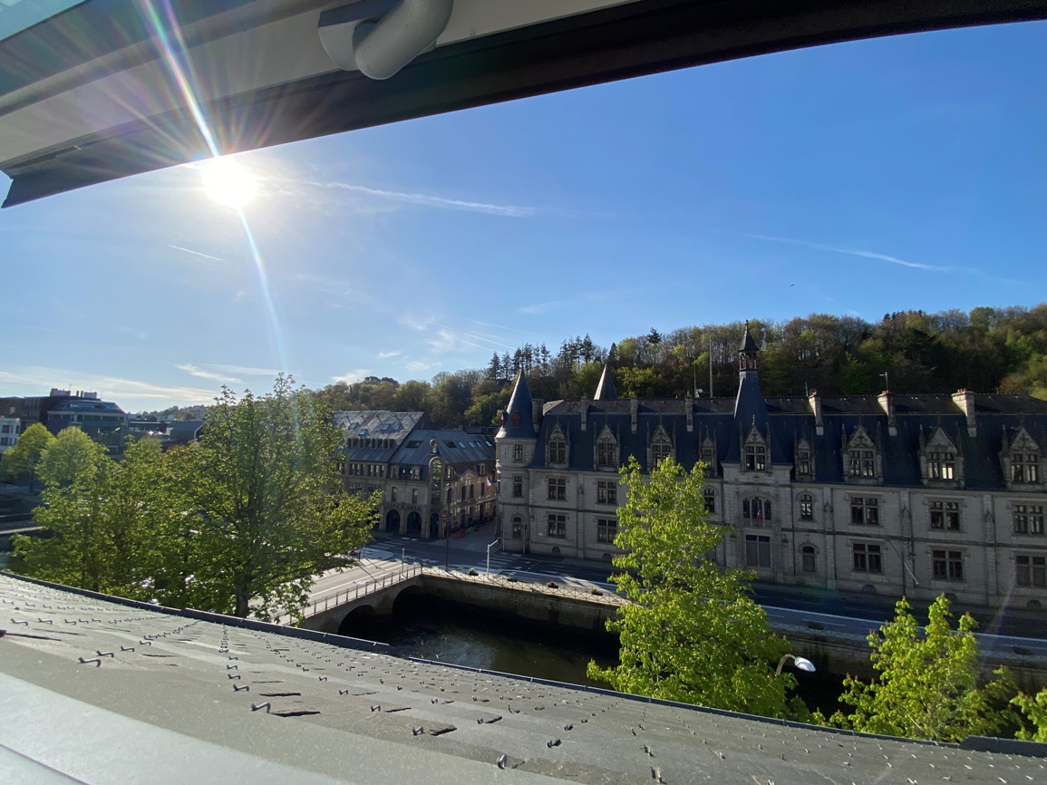 A Louer. Libre immédiatement. COLOCATION MEUBLÉE. Appartement Bureau Réhabilitée. 1 Chambre disponible !