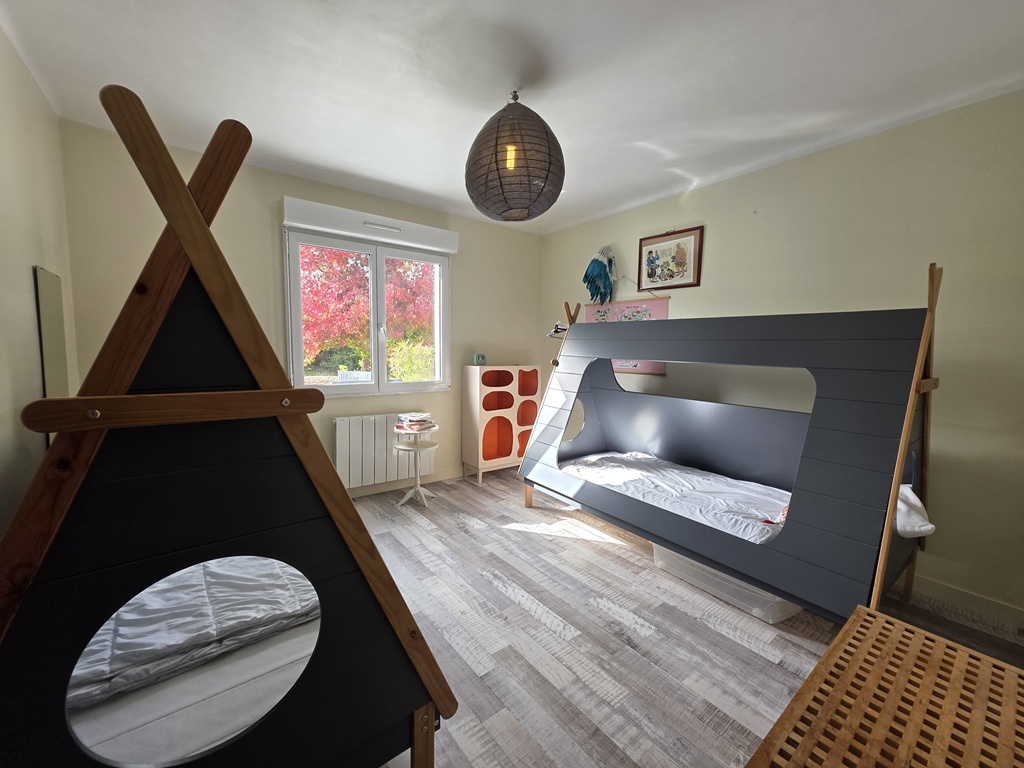 Exclusivité Agence, COMBRIT, En impasse, Plein Centre, vaste Maison de Famille Avec Jardin de 1200m2