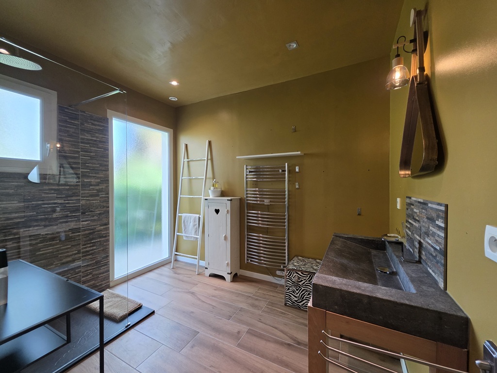 Exclusivité Agence, COMBRIT, En impasse, Plein Centre, vaste Maison de Famille Avec Jardin de 1200m2