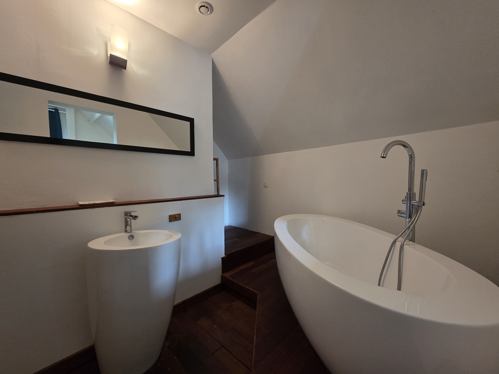 Exclusivité Agence, COMBRIT, En impasse, Plein Centre, vaste Maison de Famille Avec Jardin de 1200m2