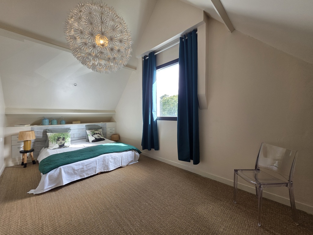 Exclusivité Agence, COMBRIT, En impasse, Plein Centre, vaste Maison de Famille Avec Jardin de 1200m2