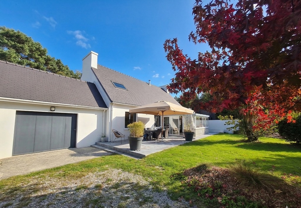 Exclusivité Agence, COMBRIT, En impasse, Plein Centre, vaste Maison de Famille Avec Jardin de 1200m2