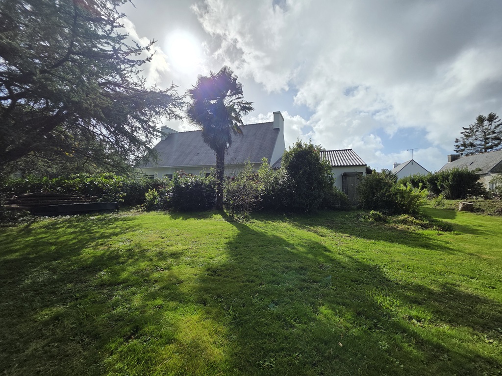 Exclusivité Agence, COMBRIT, En impasse, Plein Centre, vaste Maison de Famille Avec Jardin de 1200m2