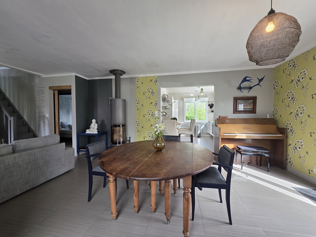 Exclusivité Agence, COMBRIT, En impasse, Plein Centre, vaste Maison de Famille Avec Jardin de 1200m2