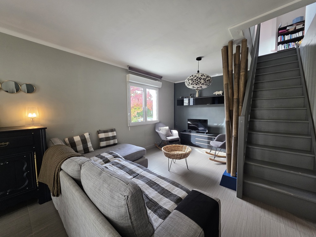 Exclusivité Agence, COMBRIT, En impasse, Plein Centre, vaste Maison de Famille Avec Jardin de 1200m2