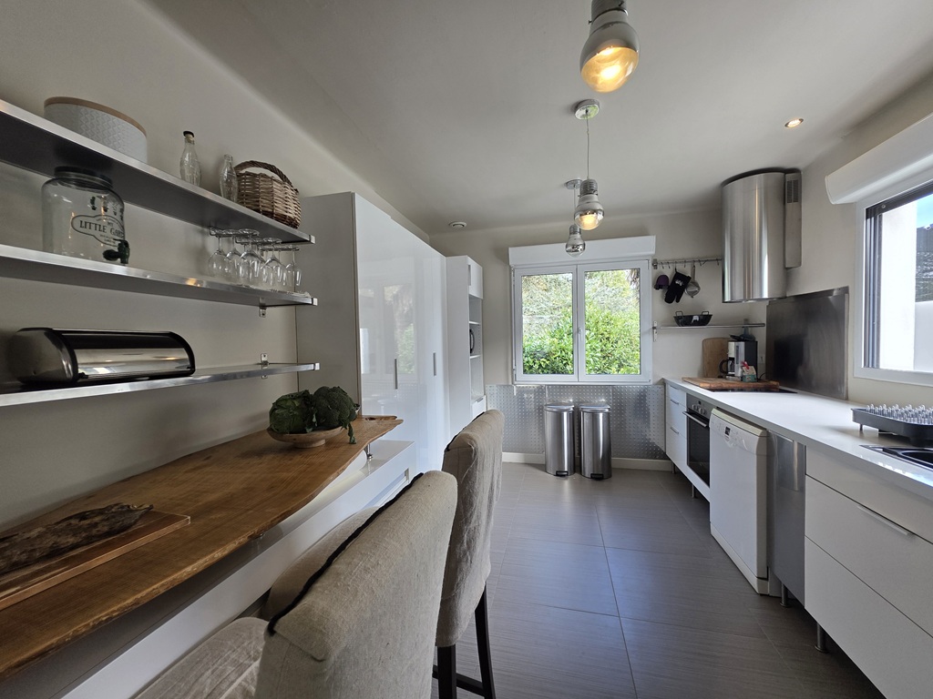 Exclusivité Agence, COMBRIT, En impasse, Plein Centre, vaste Maison de Famille Avec Jardin de 1200m2