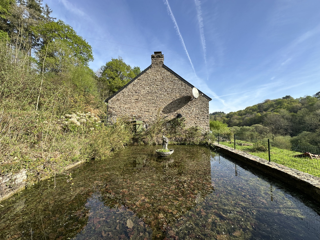 Mellac, L’ Authentique  & Généreuse Longère de 240m² dans un Havre de Paix sur Parc de 7000m²
