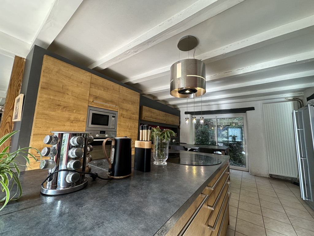 Mellac, L’ Authentique  & Généreuse Longère de 240m² dans un Havre de Paix sur Parc de 7000m²