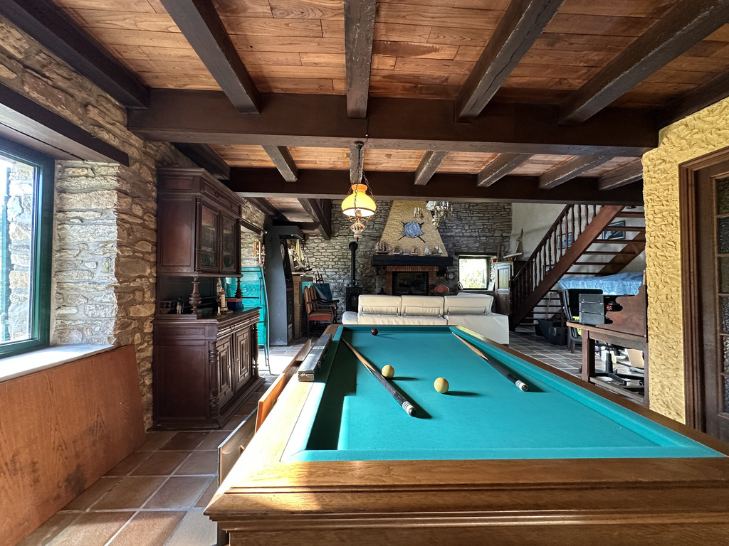 Mellac, L’ Authentique  & Généreuse Longère de 240m² dans un Havre de Paix sur Parc de 7000m²