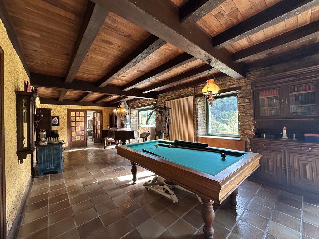 Mellac, L’ Authentique  & Généreuse Longère de 240m² dans un Havre de Paix sur Parc de 7000m²