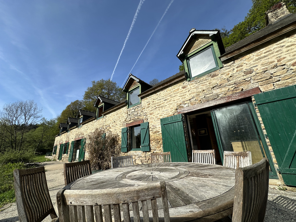 Mellac, L’ Authentique  & Généreuse Longère de 240m² dans un Havre de Paix sur Parc de 7000m²