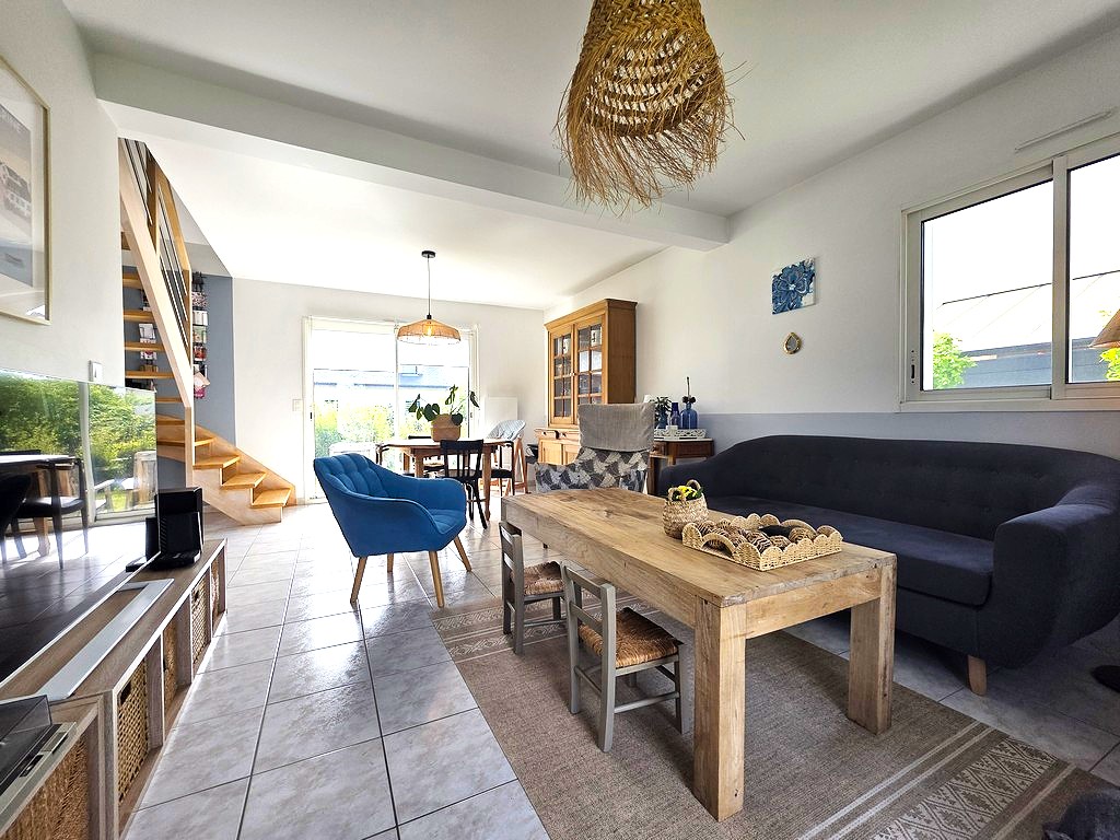 Plomelin – Impeccable Contemporaine Baignée de Lumière Avec Jardin, à Proximité Immédiate des écoles et commerces