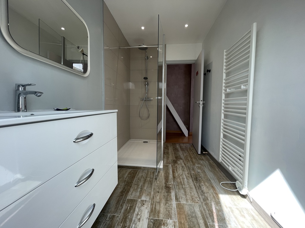 Châteaulin – Propriété Atypique sur les Hauteurs, Entre Charme des Années 1930 & Extension d’Architecte