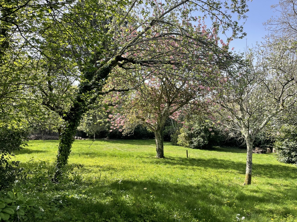 Châteaulin – Propriété Atypique sur les Hauteurs, Entre Charme des Années 1930 & Extension d’Architecte