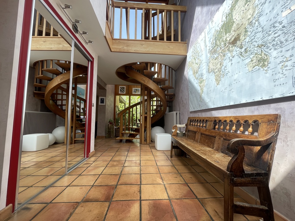 Châteaulin – Propriété Atypique sur les Hauteurs, Entre Charme des Années 1930 & Extension d’Architecte