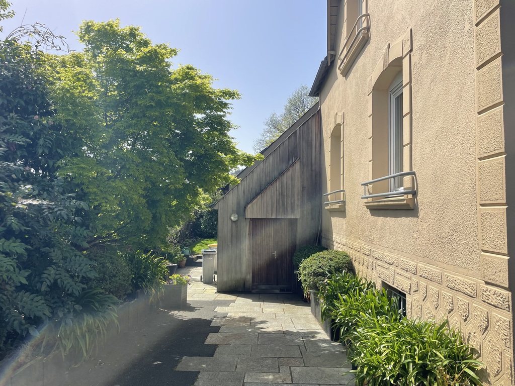 Châteaulin – Propriété Atypique sur les Hauteurs, Entre Charme des Années 1930 & Extension d’Architecte