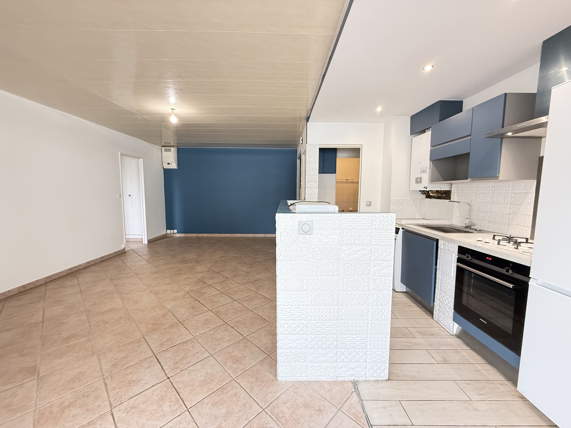 Audierne – Centre-Ville Appartement de 64m² de Plain Pied avec Terrasse Cave & Stationnement